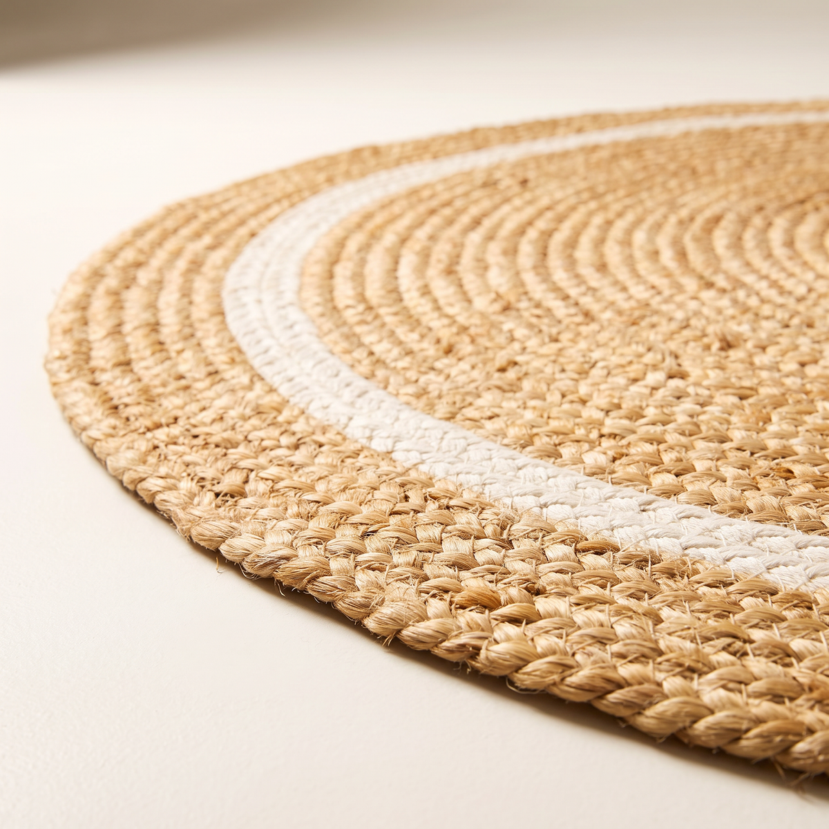 Disc Jute Round edge close-up showing chunky jute braid and ivory cotton ring