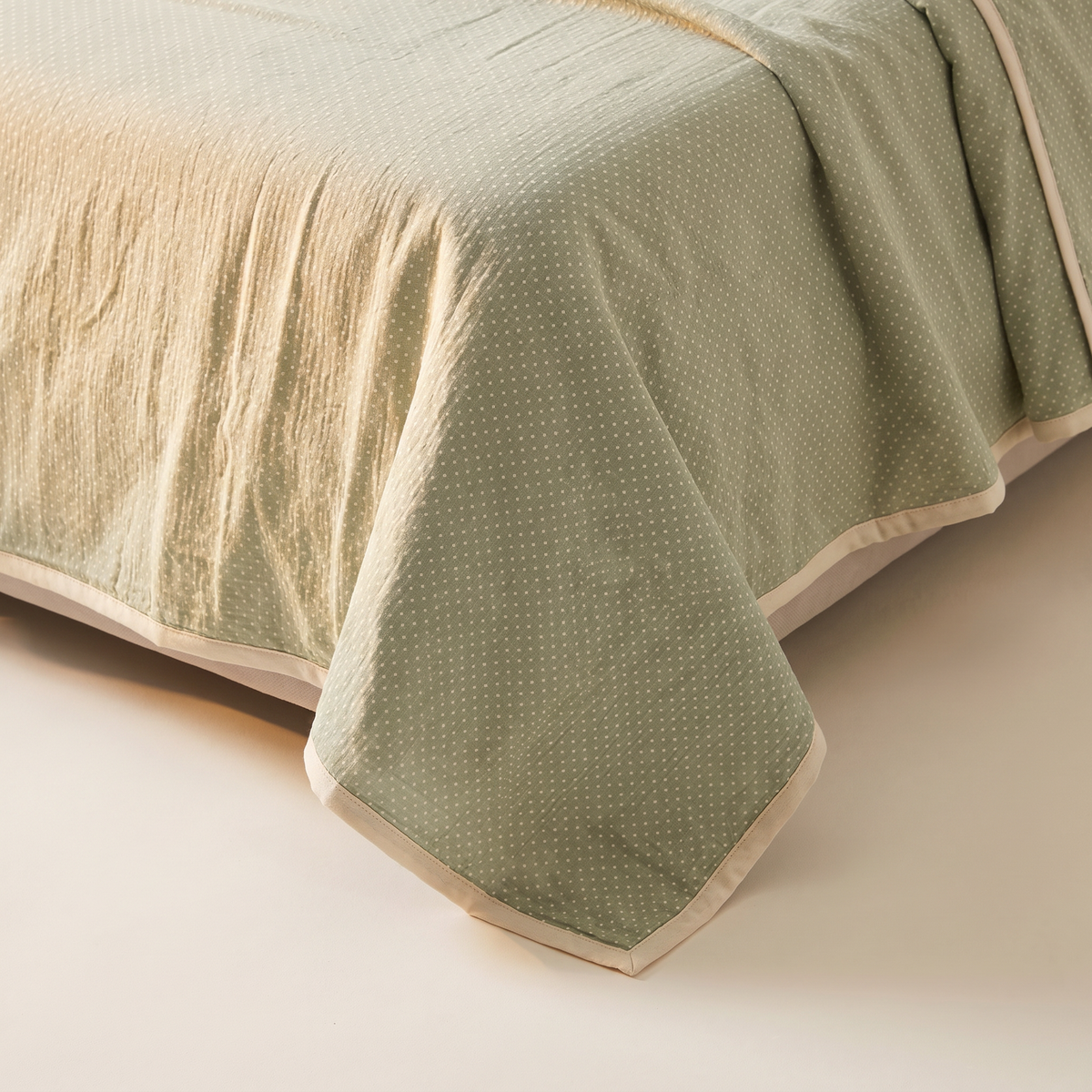 Close-up of Mulmul Dohar corner showing the crinkled mulmul, tiny ivory dots and ivory binding